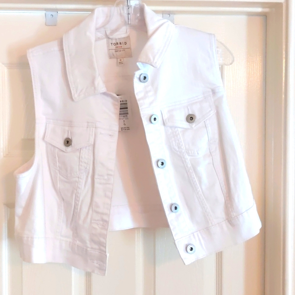 White denim cropped vest